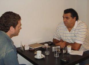 Un caf con Carlos Romano