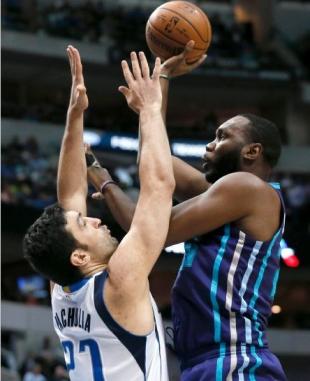 Los Hornets firmes en Dallas