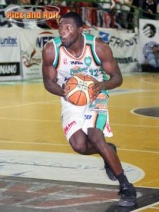 Lee Roberts sigue en Estudiantes de Concordia