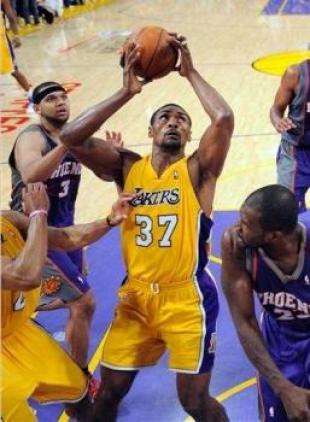 Los Lakers a un paso de la final gracias a Artest