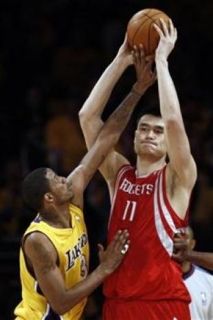 Los Rockets se aduearon de Los Angeles