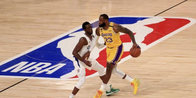 Lakers sobre la chicharra con doble de LeBron