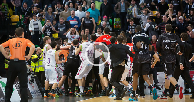 Batalla entre jugadores de Bilbao Basket  y el Baskonia