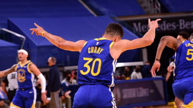 Stephen Curry demoli a Denver Nuggets