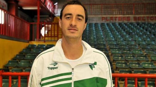 Atenas ficha a su fisioterapeuta como jugador