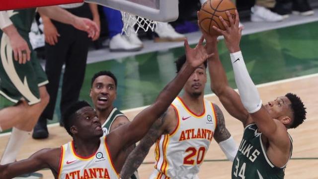 La garra de Atlanta golpea a Milwaukee