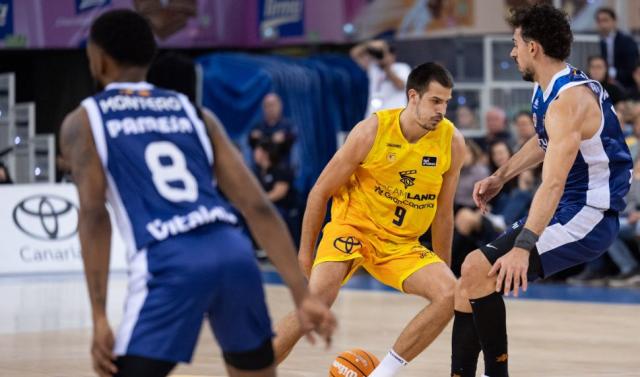 ACB: Triunfo de oro ante el lder