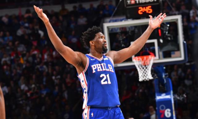 Joel Embiid brill en victoria de los Sixers