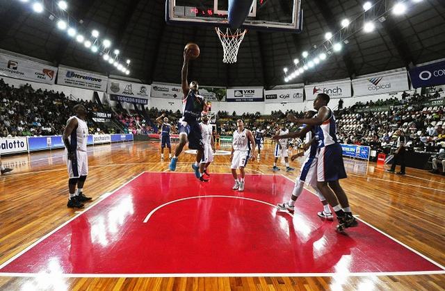 Cmoda victoria de Bauru en el debut