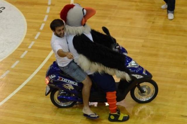 Un periodista le gan la moto a Sionista