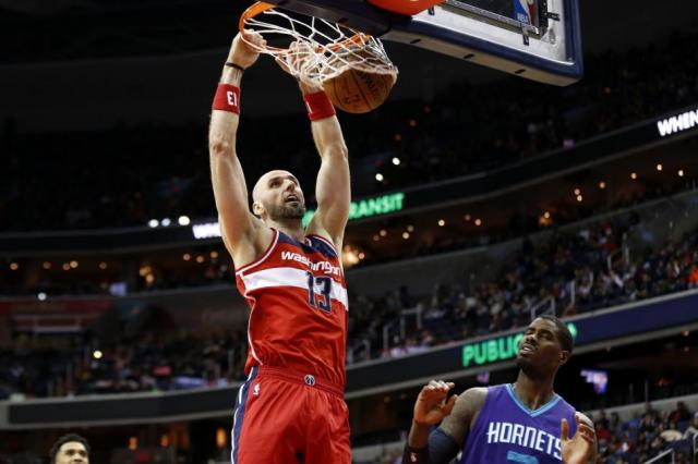 Gortat sac la cara por Washington