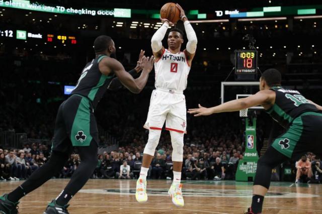 Rockets amarg a los Celtics con Westbrook en llamas