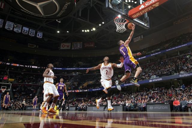 Victoria de los Lakers utilizando un jugador con seis faltas