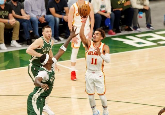 La garra de Atlanta golpea a Milwaukee